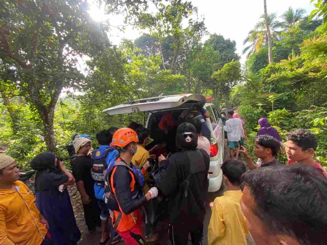 Ketek terbalik di Sungai Batang Tebo