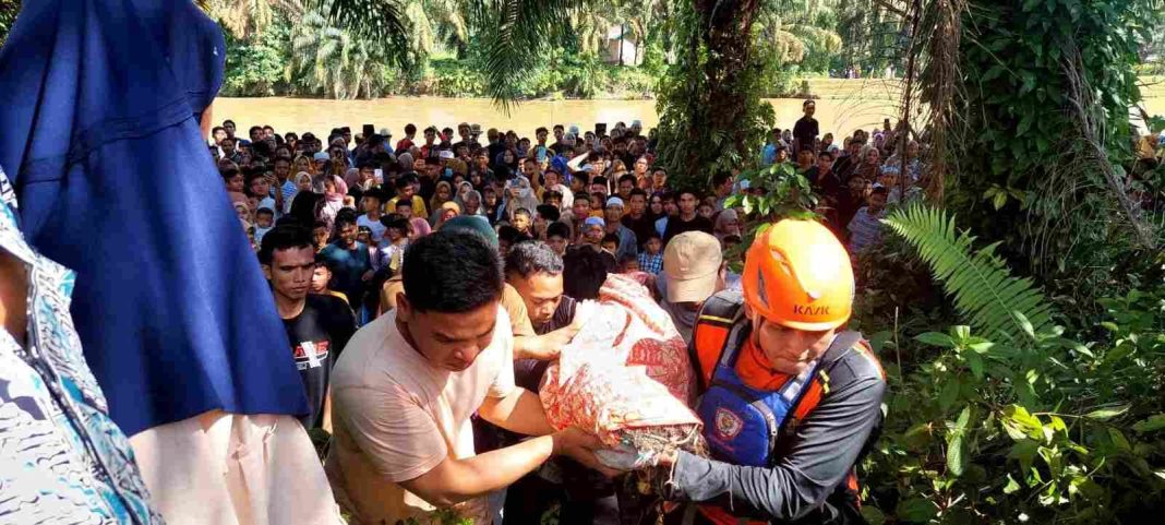 Tim SAR gabungan saat mengevakuasi jenazah seorang anak perempuan yang tenggelam saat mandi di Sungai Tabir Kelurahan Mampun, Kecamatan Tabir, Kabupaten Merangin, pada hari Sabtu (22/4/2023). (Foto: Humas Basarnas Jambi)