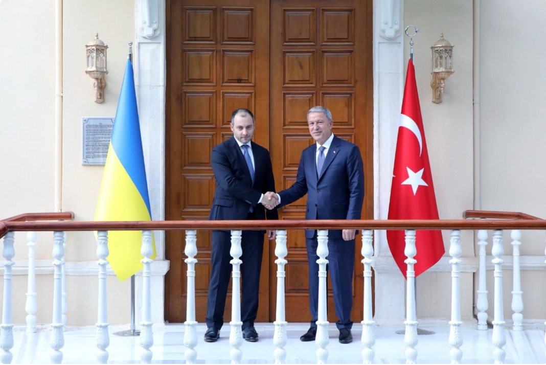 Menteri Infrastruktur Ukraina Oleksandr Kubrakov (kiri) dan Menteri Pertahanan Hulusi Akar di Ankara, Türkiye, 7 April 2023. (Foto DHA)
