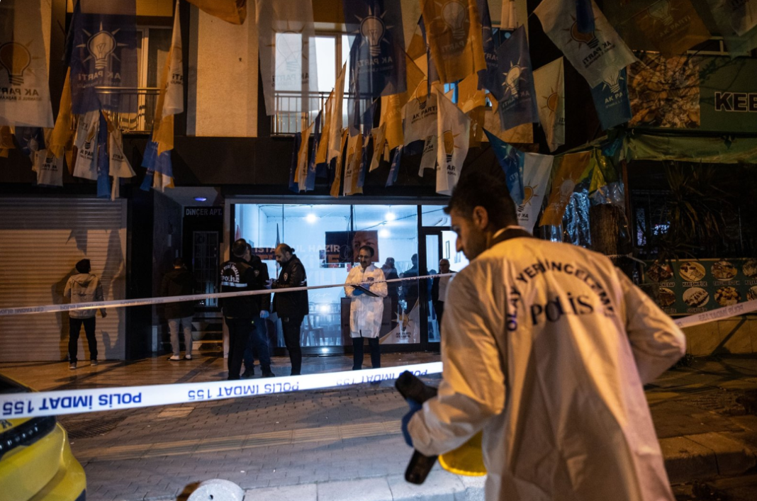 Tim polisi menyelidiki serangan terhadap kantor penghubung pemilihan Partai AK di Bahçelievler Kocasinan, Istanbul, Türkiye, 22 April 2023. (Foto AA)