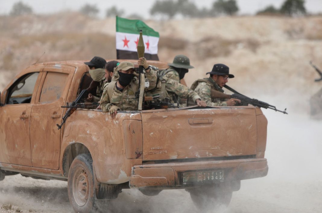 Pasukan oposisi Suriah mengambil bagian dalam pelatihan militer di Tadif, Suriah, 23 Mei 2023. (Foto: AFP)