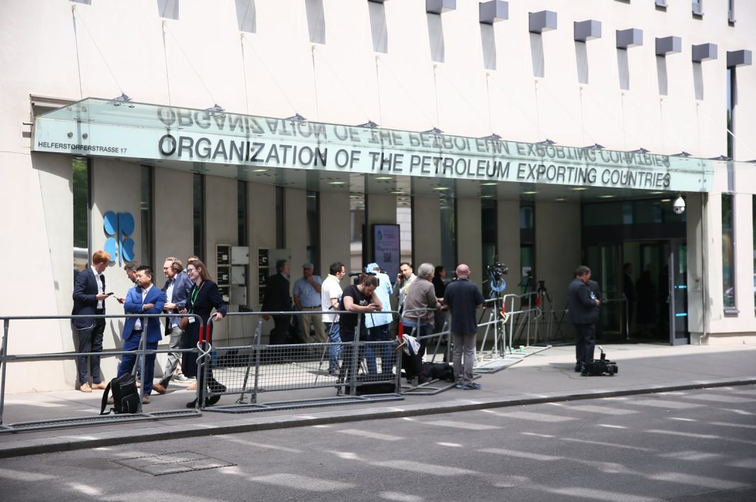 Anggota pers terlihat di depan markas OPEC di Wina, Austria, 4 Juni 2023. (Foto: AA) Permintaan minyak