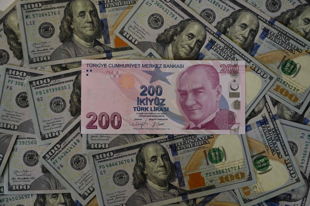 Uang kertas dolar AS dan uang kertas lira Turki dipajang di Istanbul, Turki, 7 Desember 2021. (Foto: AFP)