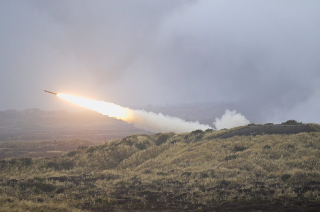 Pemandangan roket M142 HIMARS (sistem roket artileri mobilitas tinggi) saat latihan militer Front Dinamis yang dipimpin oleh Amerika Serikat berlangsung di area pelatihan, di Oksbol, Denmark, 30 Maret 2023. (Foto Reuters)