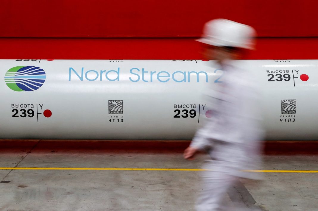Logo proyek pipa gas Nord Stream 2 pada pipa di pabrik rolling pipa Chelyabinsk di Chelyabinsk, Rusia, 26 Februari 2020. (REUTERS