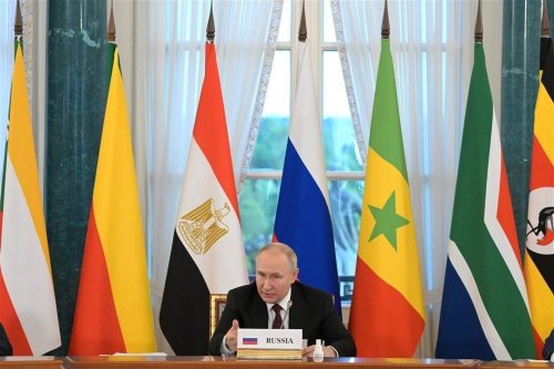 Presiden Rusia Vladimir Putin berbicara dengan delegasi Afrika yang berkunjung di St. Petersburg, Rusia, 18 Juni 2023. (Foto: IHA)