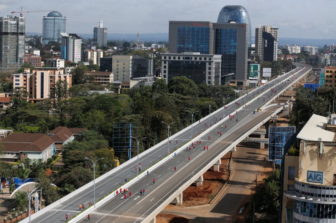 Pemandangan menunjukkan pemandangan kota di Nairobi Expressway, yang dilakukan oleh China Road and Bridge Corporation (CRBC) berdasarkan kemitraan publik-swasta (PPP), di sepanjang Waiyaki Way di distrik Westlands Nairobi, Kenya 7 Mei 2023. (Foto Reuters)