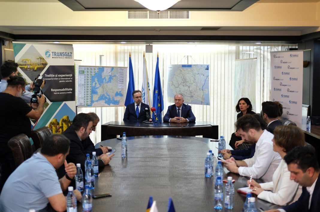 Serdar Över (kiri), anggota dewan eksekutif Kalyon Inşaat, dan Ion Sterian, direktur umum Transgaz, berbicara kepada wartawan setelah menandatangani kesepakatan untuk pembangunan Pipa Gas Shore-Podisor Laut Hitam, Bucharest, Rumania, 19 Juni 2023. (Foto IHA)