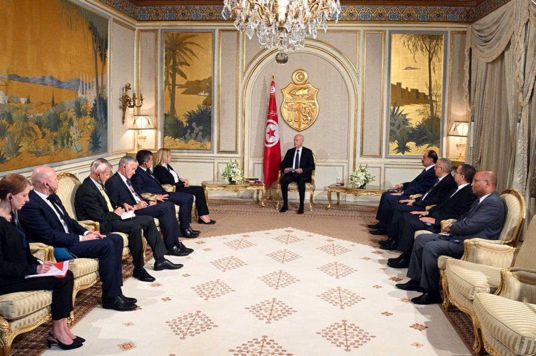 Presiden Tunisia Kais Saied bertemu dengan Menteri Dalam Negeri Prancis dan Jerman, Gerald Darmanin dan Nancy Faeser, di Tunis, Tunisia 19 Juni 2023. (Kepresidenan Tunisia/Handout via Reuters)