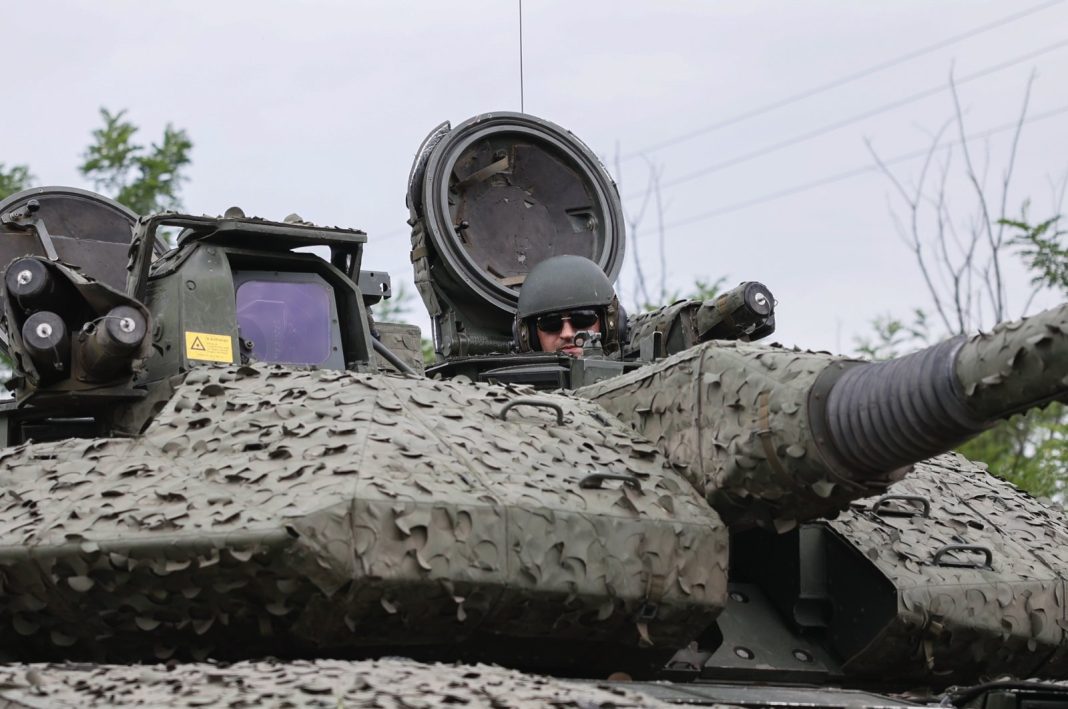 Seorang tentara Ukraina dengan kendaraan tempur infanteri CV90 Swedia di posisinya dekat Bakhmut, wilayah Donetsk, Ukraina, 25 Juni 2023. (Foto AP)