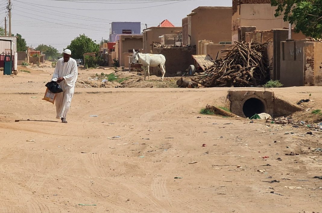 Seorang pria berjalan menyusuri jalan di Khartoum, Sudan, 23 Juni 2023. (AFP Photo) 14 Warga Sipil Tewas dan 217 Orang Luka-luka dalam Pertempuran Sengit di Sudan