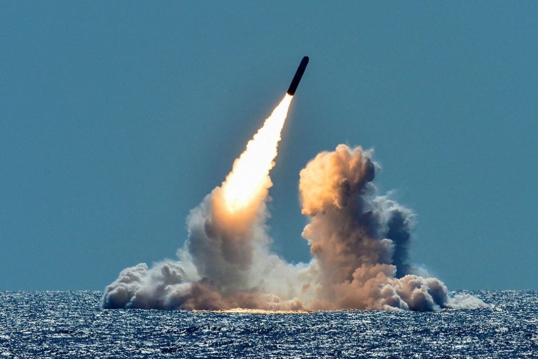 Rudal Trident II D5 yang tidak bersenjata diluncurkan uji coba dari kapal selam rudal balistik Angkatan Laut AS kelas Ohio USS Nebraska di lepas pantai California, AS pada 26 Maret 2018.