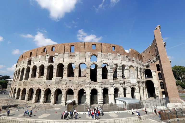 Turis terlihat mengunjungi Colosseum kuno, di Roma, Italia [File: Andrew Medichini/AP]