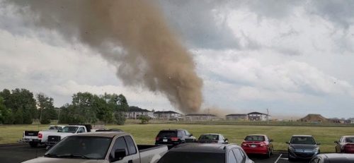 Puing-puing terangkat ke udara oleh kemungkinan tornado selama cuaca buruk di dekat Greenwood, Indiana, AS, 25 Juni 2023 dalam tangkapan layar ini diperoleh dari video media sosial. Badai