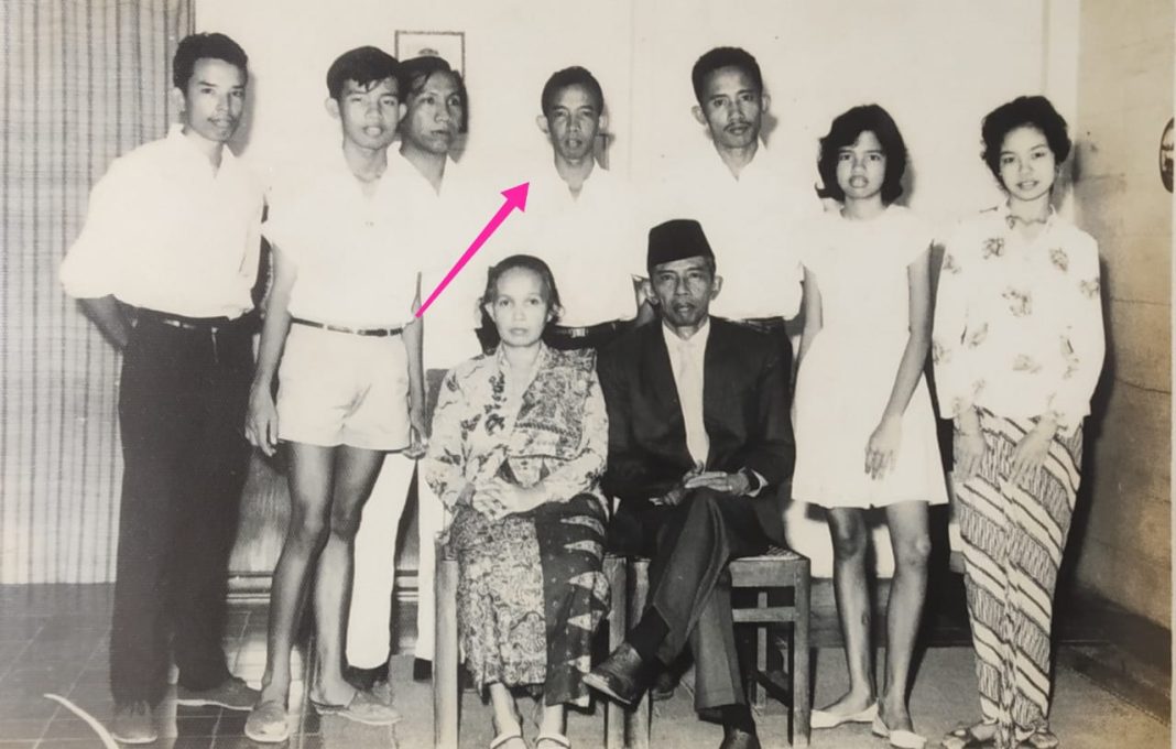 Mantan Kepala Pesirah Marga Tungkal Ulu, M.T. Fakhruddin (duduk di depan sebelah kanan) dan M. Rosdan Fakhruddin (ditunjuk tanda panah) dalam arsip foto bersama keluarga besar. (Sumber: Dok. Pribadi)