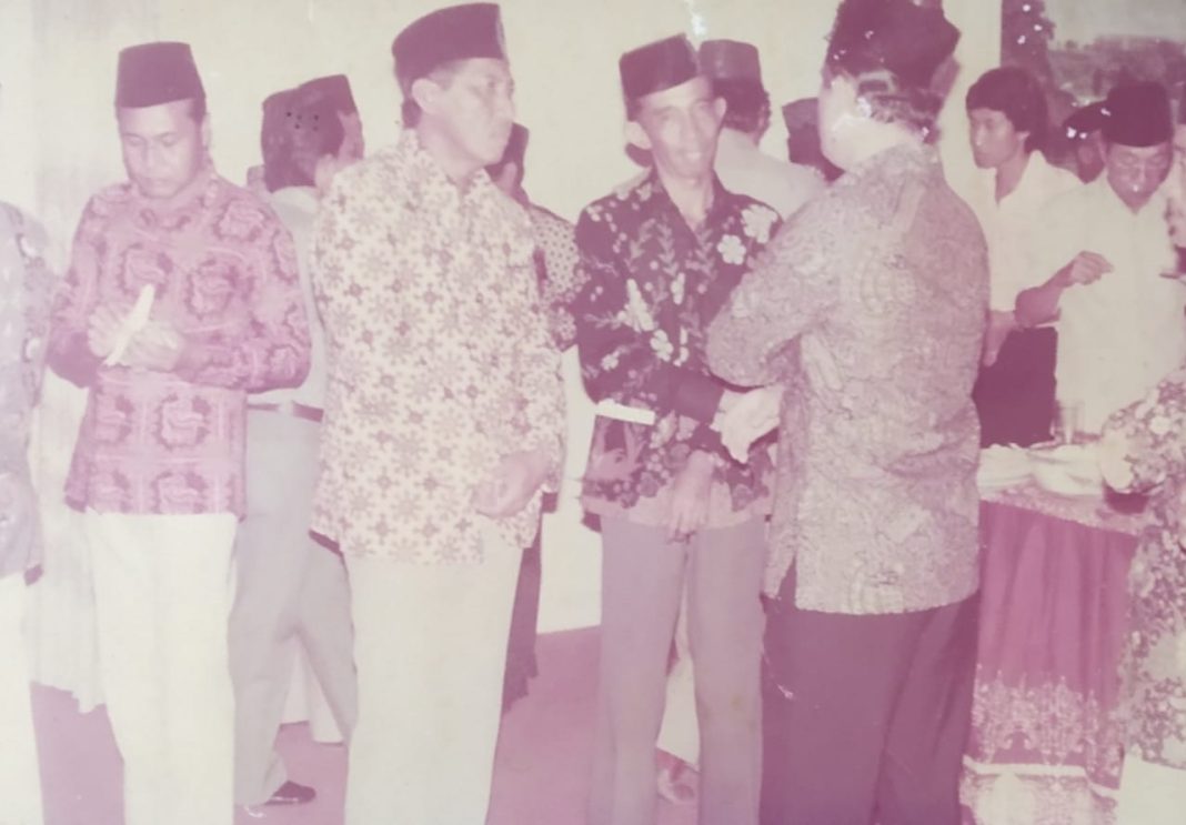 M. Rosdan Fakhruddin (batik hitam) saat berbincang dengan mantan Gubernur Provinsi Jambi, Abdurrahman Sayuti. (Sumber: Dok. Pribadi)
