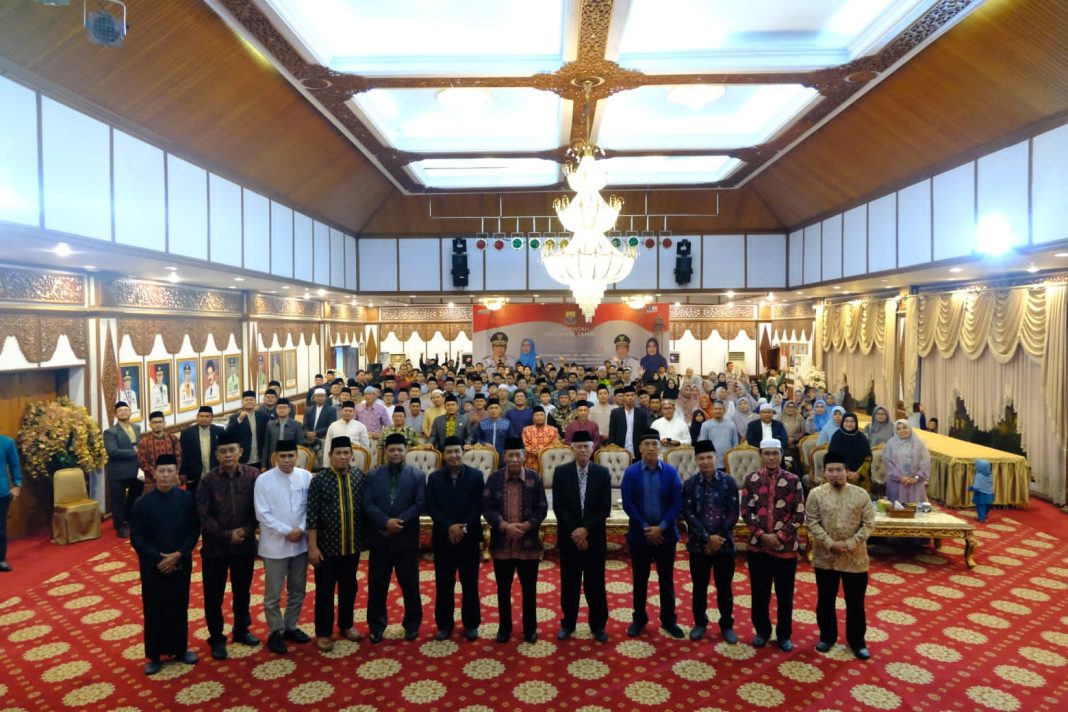 silaturahim Pimpinan Pondok Modern Darussalam Gontor dan Keluarga Besar Ikatan Keluarga Pondok Modern Gontor Cabang Jambi bersama Gubernur Jambi, bertempat di Auditorium Rumah Dinas Gubernur Jambi, Jum'at (23/6/2023) malam.