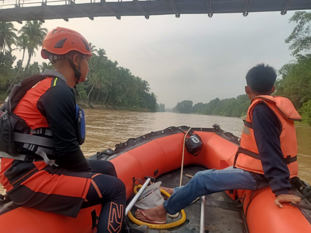 Tim Basarnas Jambi saat melakukan pencarian bocah 10 tahun yang tenggelam di Sungai Batang Asai, Sarolangun pada Sabtu (24/6/2023). (Foto: Humas Basarnas Jambi)