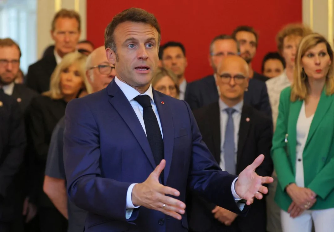 Presiden Prancis Emmanuel Macron menyampaikan pidato selama pertemuan dengan pasukan penyelamat di prefektur Haute-Savoie, sehari setelah beberapa anak dan orang dewasa terluka dalam serangan pisau di taman Le Paquier dekat danau di Annecy, di Pegunungan Alpen Prancis, Prancis, 9 Juni 2023. (Foto: Reuters)