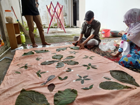 kegiatan pengabdian dengan memberikan ketrampilan berupa pelatihan membuat “Batik ecoprint dengan pewarnaan dasar dari air rebusan buah Jernag”.