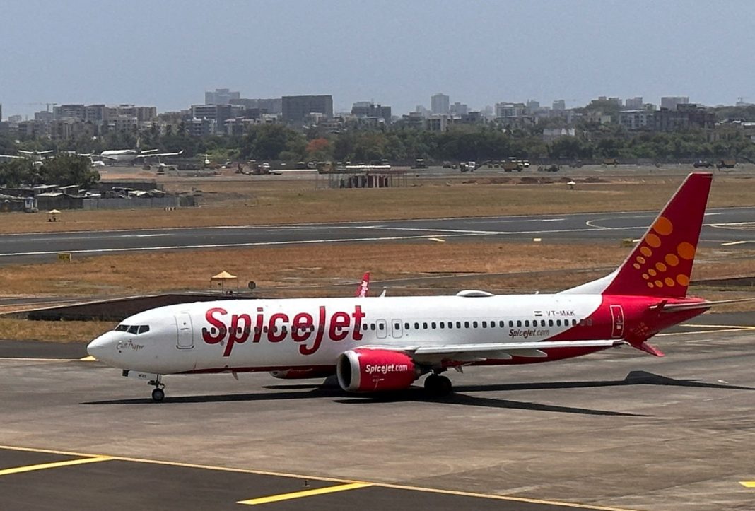 Sebuah taksi pesawat penumpang SpiceJet di landasan di Bandara Internasional Chhatrapati Shivaji di Mumbai, India, 29 Mei 2023. (Sumber: Reuters)