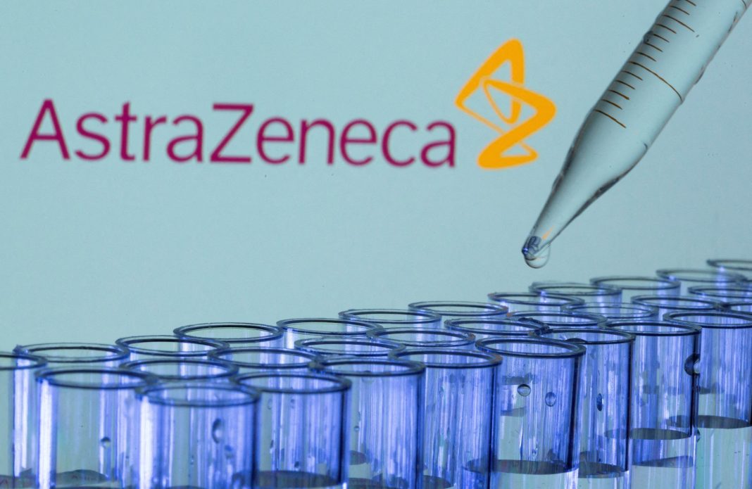 Tabung reaksi terlihat di depan logo AstraZeneca yang ditampilkan dalam ilustrasi ini diambil, 21 Mei 2021. (Foto: Reuters)