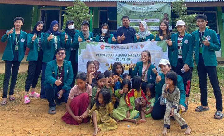 Foto bersama mahasiswa IKM FKIK Unja bersama anak-anak Suku Anak Dalam (SAD). (Foto: ist)