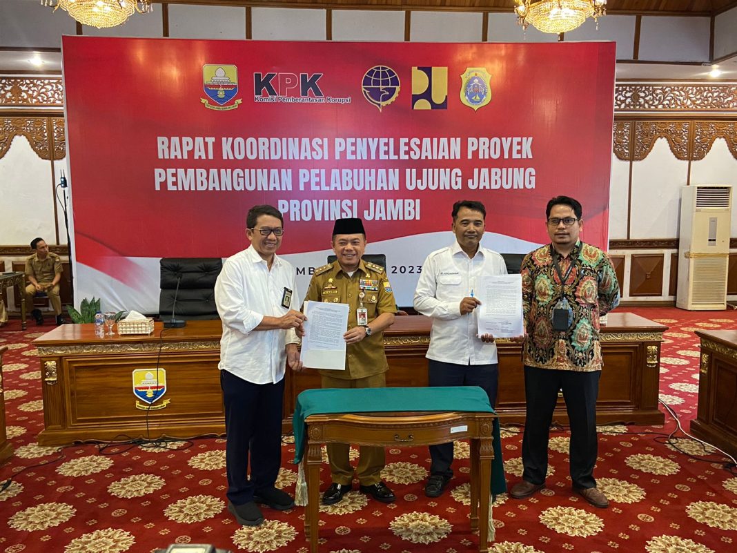 rapat koordinasi Komisi Pemberantasan Korupsi (KPK) RI terkait dengan penyelesaian proyek pembangunan pelabuhan Ujung Jabung, di Jambi pada 6/6/2023. (Foto: ist)