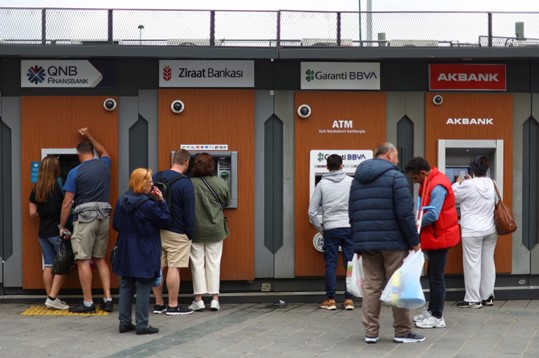 Orang-orang menggunakan ATM di Istanbul, Turki, 29 Mei 2023. (Foto Reuters)
