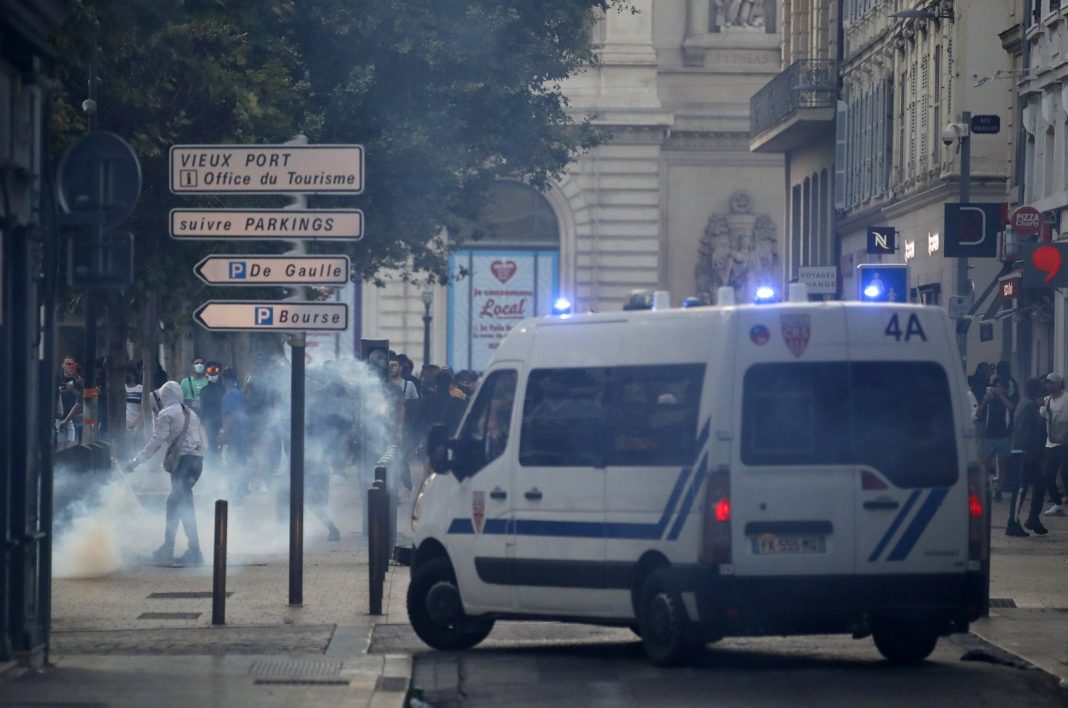 Orang-orang bentrok dengan polisi anti huru hara selama demonstrasi untuk mengenang Nahel yang berusia 17 tahun yang dibunuh oleh Polisi Prancis di Marseille, Prancis, 30 Juni 2023. (Foto EPA)