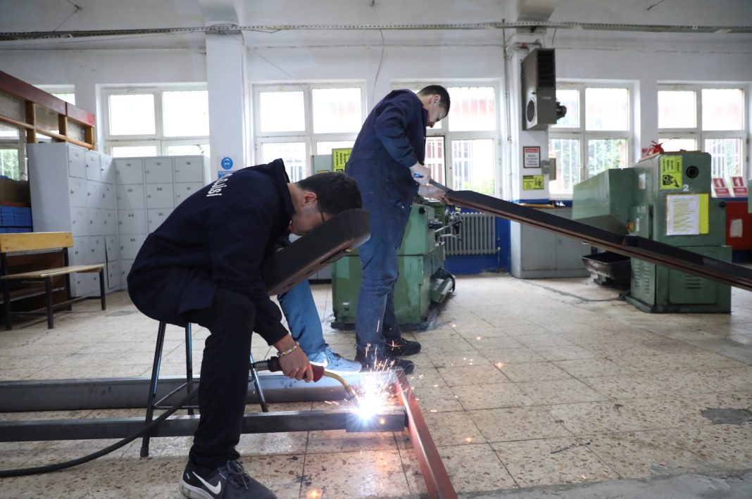Para pekerja terlihat di sebuah bengkel di provinsi Rize, Türkiye utara, 9 Juni 2023. (Foto AA)