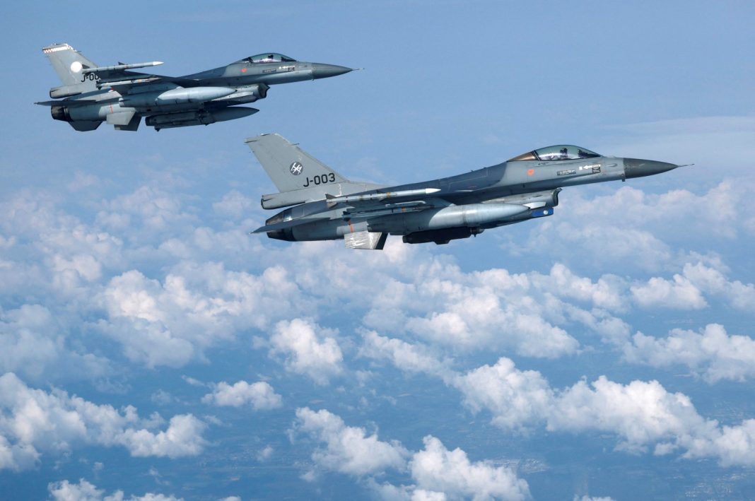 Jet tempur F-16 Angkatan Udara Belanda terbang selama hari media yang menggambarkan bagaimana Polisi Udara NATO menjaga wilayah udara sekutu di wilayah utara dan timur laut aliansi, 4 Juli 2023. (Foto Reuters)