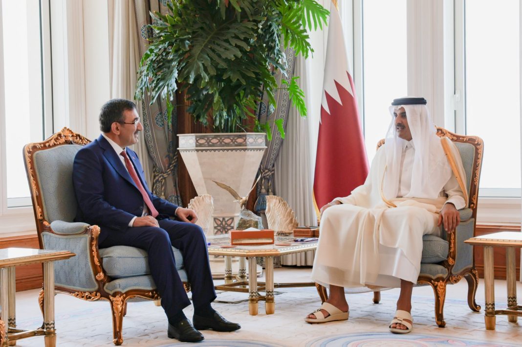Wakil Presiden (Wapres) Turki Cevdet Yilmaz dan Emir Qatar Sheikh Tamim bin Hamad Al-Thani di Doha, Qatar, 9 Juli 2023. (Foto AA)