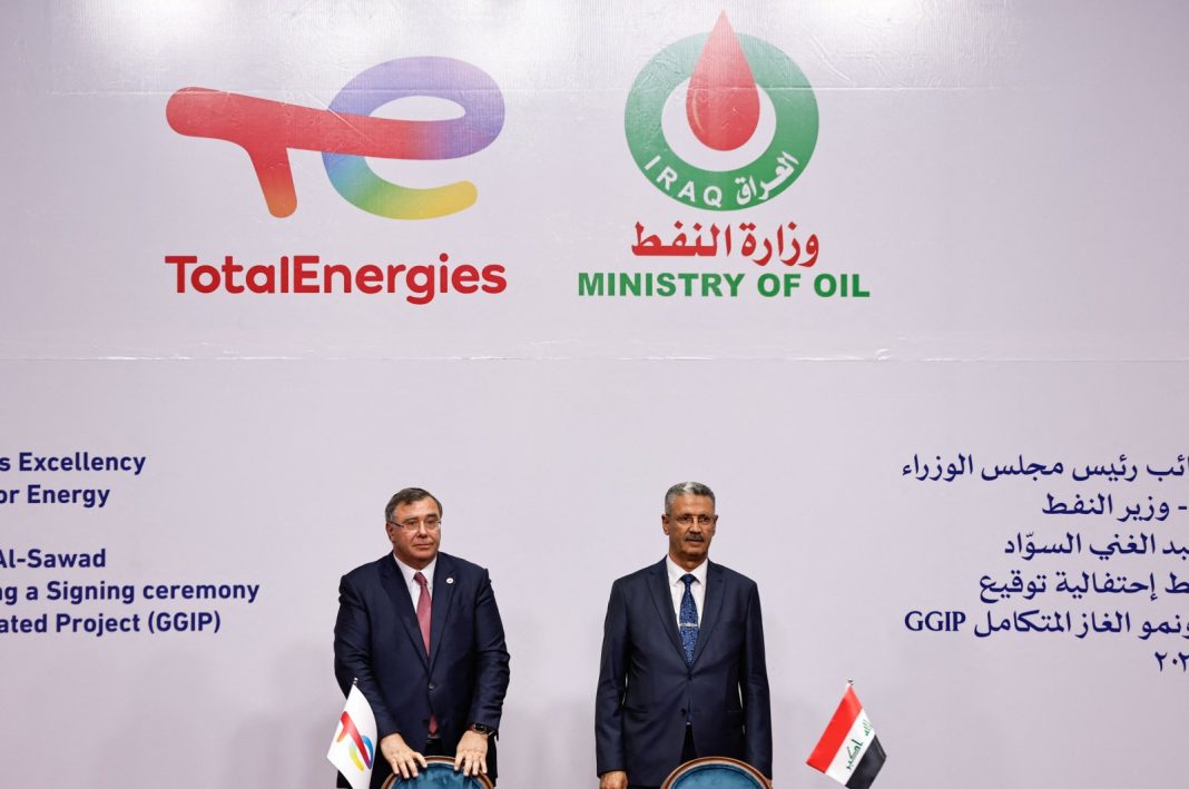 Wakil Perdana Menteri Irak untuk Urusan Energi dan Menteri Perminyakan, Hayan Abdul Ghani Al-Swad (kanan) dan Patrick Pouyanne, Ketua dan CEO TotalEnergies, menghadiri upacara penandatanganan Proyek Terintegrasi Pertumbuhan Gas (GGIP) di Baghdad, Irak, 10 Juli 2023. (Foto Reuters)