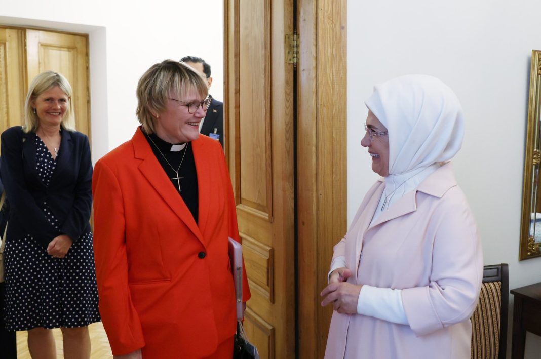 Ibu Negara Emine Erdogan (kanan) dan pasangan Perdana Menteri Swedia Ulf Kristersson, Birgitta Ed, di Kedutaan Besar Turki di Vilnius, Lithuania, 11 Juli 2023. (Foto AA)