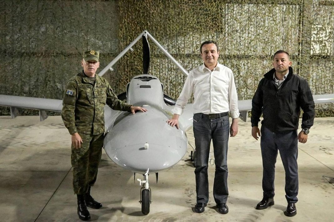 Perdana Menteri Kosovo Albin Kurti (tengah), Menteri Pertahanan Armend Mehaj (kanan) dan Komandan Pasukan Keamanan Kosovo (KSF) Bashkim Jashari berpose di samping drone tempur Bayraktar TB2 buatan Turki, di Prishtina, Kosovo, 16 Juli 2023. (Foto AA)