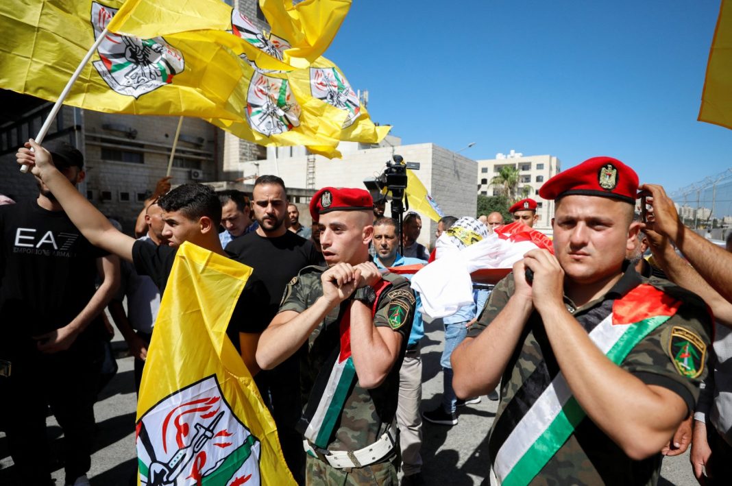 Para pelayat membawa jenazah seorang remaja Palestina yang dibunuh oleh tentara Israel di Nablus, di Tepi Barat yang diduduki Israel, 20 Juli 2023. (Foto Reuters)