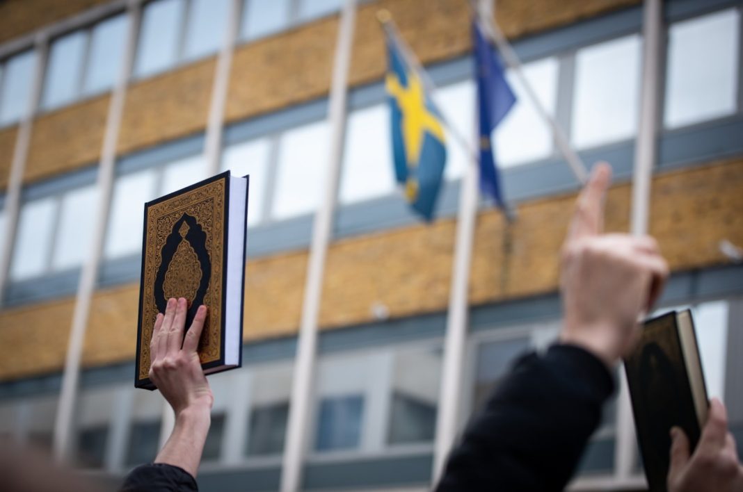 Para pengunjuk rasa mengangkat Alquran selama demonstrasi menentang Pembakaran Alquran di Swedia, 27 Januari 2023. (Foto File Reuters)