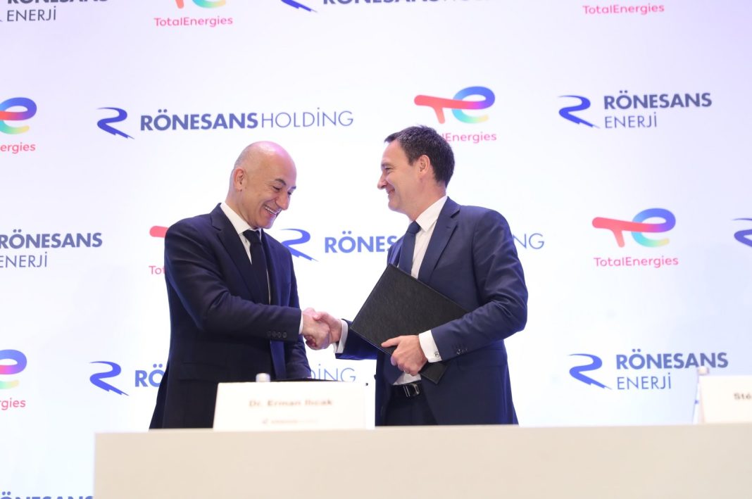 Ketua Holding Rönesans Erman Ilıcak (kiri) dan Stephane Michel, presiden Gas Alam, Energi dan Energi Terbarukan di TotalEnergies, berjabat tangan setelah menandatangani perjanjian kemitraan, di Istanbul, Turki, 21 Juli 2023. (Foto: Rönesans Holding)