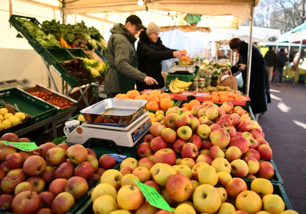 Pemandangan umum kios buah dan sayuran di pasar mingguan di Berlin, Jerman, 14 Maret 2020.