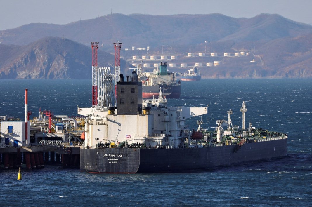 Kapal tanker minyak mentah Shun Tai terlihat berlabuh di terminal Kozmino di Teluk Nakhodka dekat kota pelabuhan Nakhodka, Rusia, 4 Desember 2022. (Foto: File Reuters)