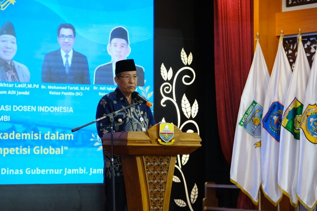 Wakil Gubernur Provinsi Jambi, Abdullah Sani dalam acara Musyawarah Wilayah Asosiasi Dosen Indonesia (Adi) Ke-1 Provinsi Jambi bertempat di Auditorium Rumah Dinas Gubernur Jambi, Sabtu (8/7/2023).