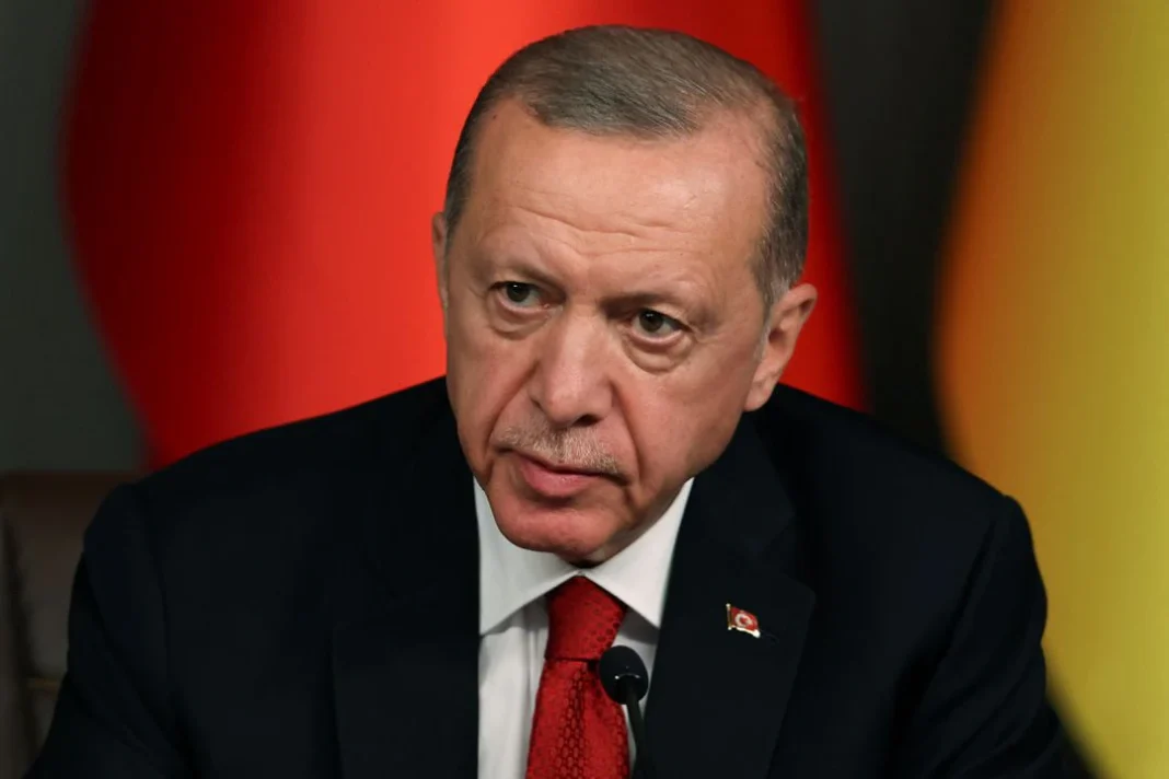 Presiden Turki Tayyip Erdogan menghadiri konferensi pers, dengan Presiden Ukraina Volodymyr Zelenskiy (tidak digambarkan), di Istanbul, Turki, 8 Juli 2023. REUTERS/Umit Bektas