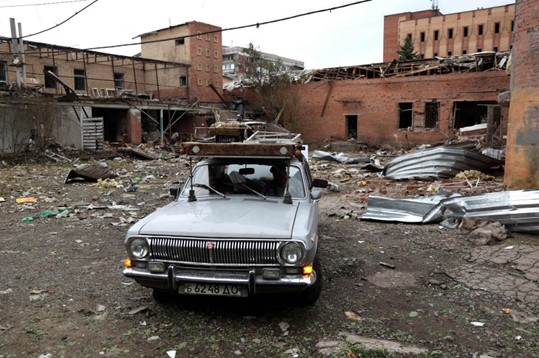Seorang penduduk setempat mengangkut barang-barangnya dengan mobil setelah serangan rudal malam di kota Kramatorsk, pada 9 Juli 2023, di tengah invasi Rusia ke Ukraina. (Foto: AFP)