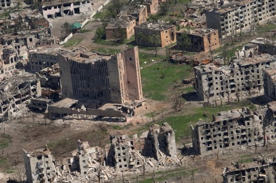 Pemandangan udara menunjukkan bangunan yang hancur akibat pertempuran sengit, di tengah invasi Rusia, di Bakhmut, Ukraina dalam gambar diam ini dari video selebaran yang dirilis 15 Juni 2023. (Foto: Reuters)