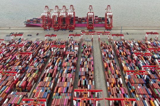 Pemandangan udara kontainer Yangshan di Shanghai, Cina, 10 Juli 2021. (Foto AP)