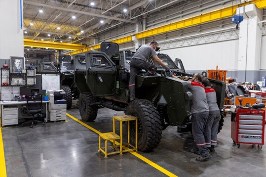 Teknisi bekerja pada Cobra II, pengangkut personel lapis baja, di jalur produksi di pabrik kendaraan komersial dan lapis baja berat Turki, Otokar di Arifiye, sebuah kota di provinsi Sakarya, Turki, 13 Juli 2023. (Foto Reuters)