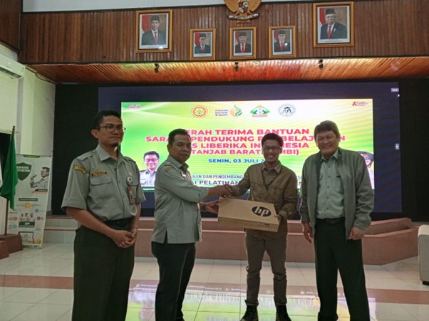Kepala Pusat Pelatihan Pertanian, BPPSDMP Kementerian Pertanian juga menyerahkan sertifikat dan bantuan sarana prasarana secara simbolis kepada salah satu P4S binaan Bapeltan Jambi yaitu P4S Liberika Indonesia.