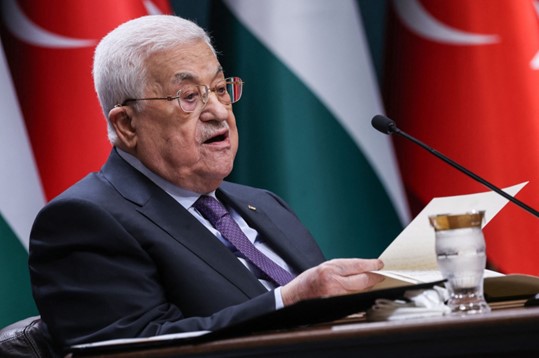 Presiden Palestina Mahmoud Abbas pada konferensi pers bersama di Ankara, Turki, 25 Juli 2023. (Foto: AFP)