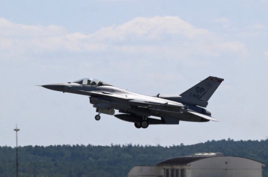 Sebuah jet tempur F-16 lepas landas selama hari media latihan militer 